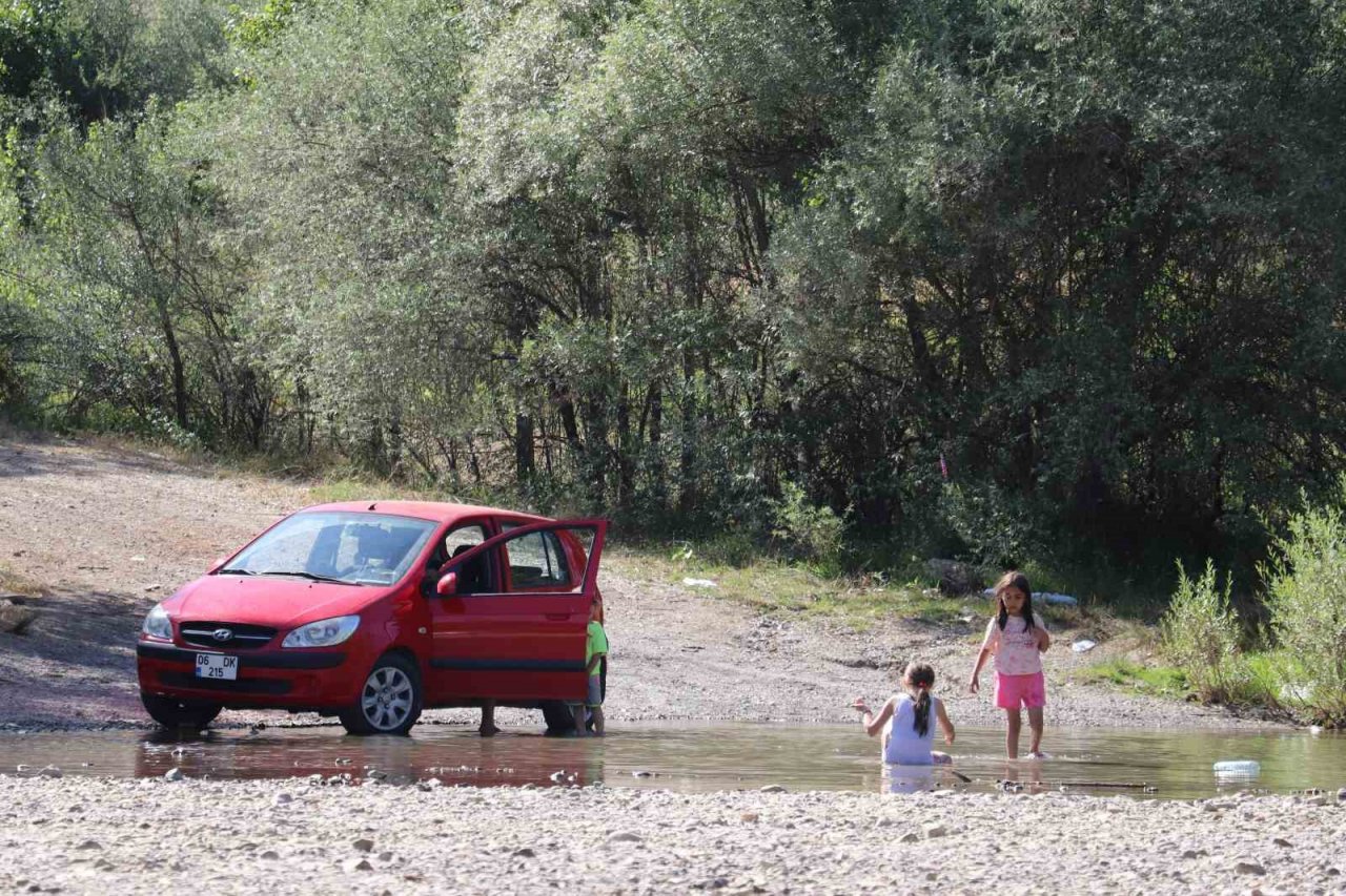 Tatile gidemeyenler akın ediyorlar, eşsiz doğası ve serin suyuyla ferahlıyorlar