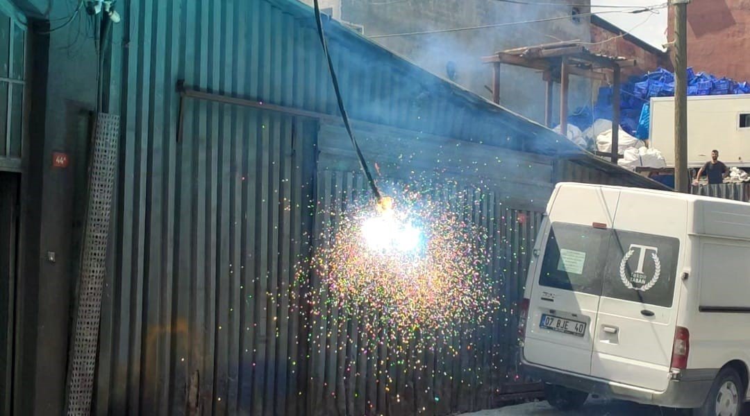 Sultangazi’de elektrik kabloları bomba gibi patladı