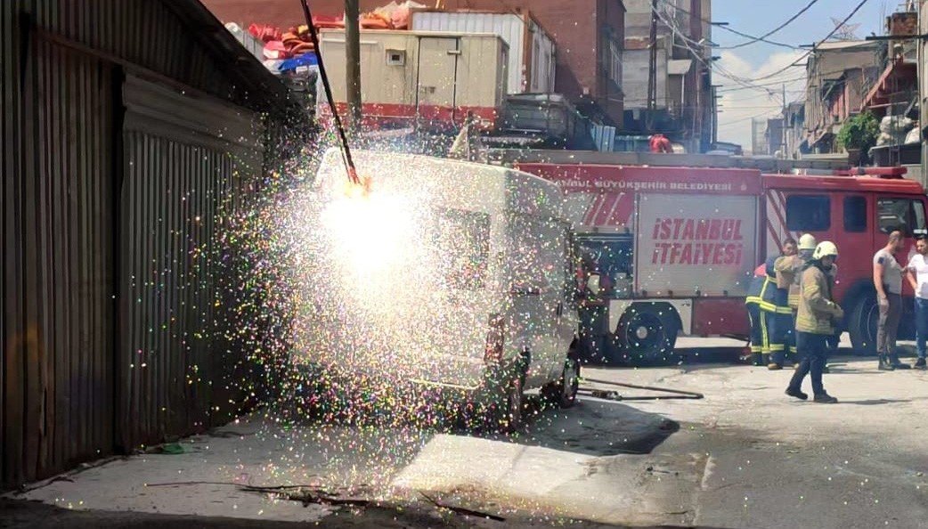 Sultangazi’de elektrik kabloları bomba gibi patladı