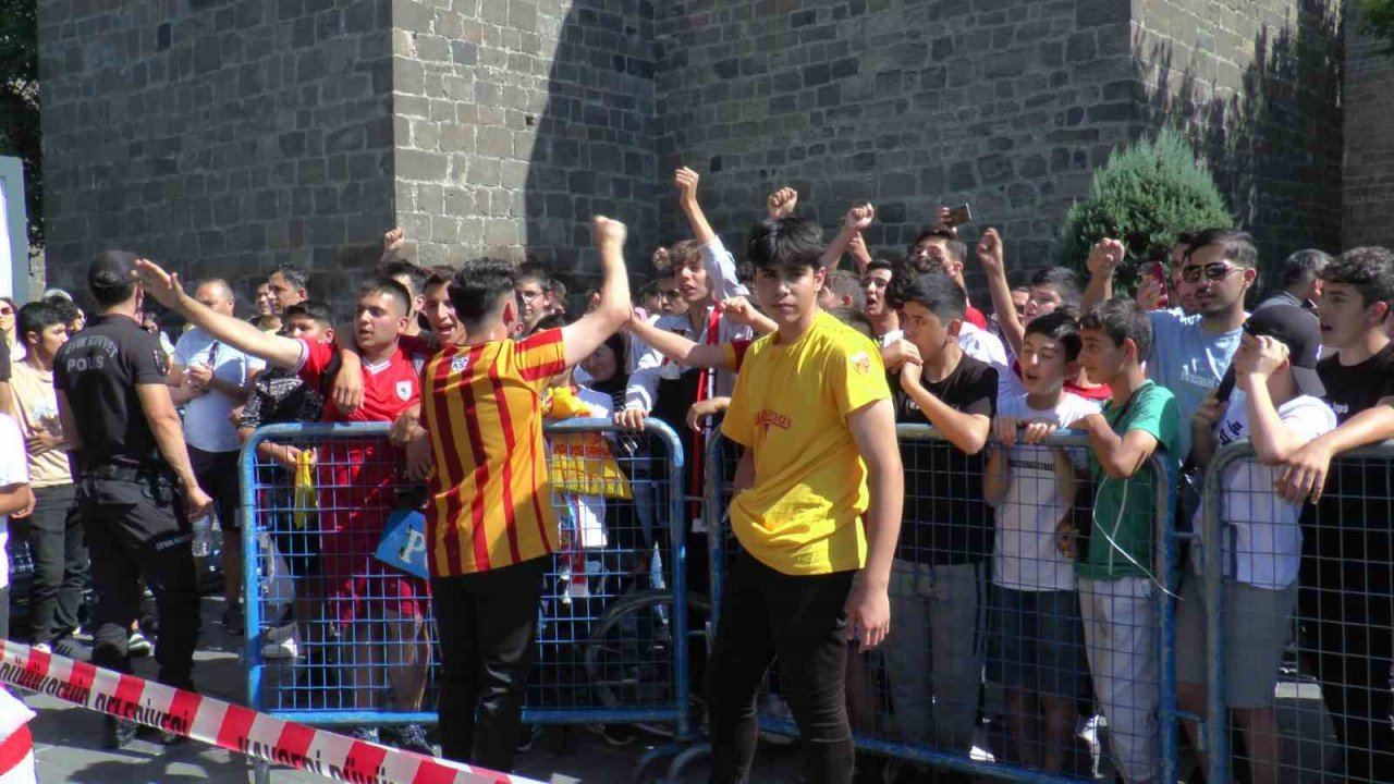 Kayserisporlu futbolcular taraftarlarla buluştu