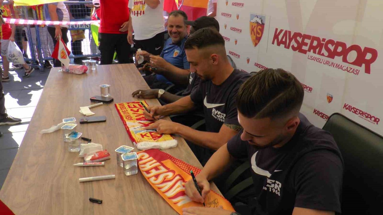 Kayserisporlu futbolcular taraftarlarla buluştu