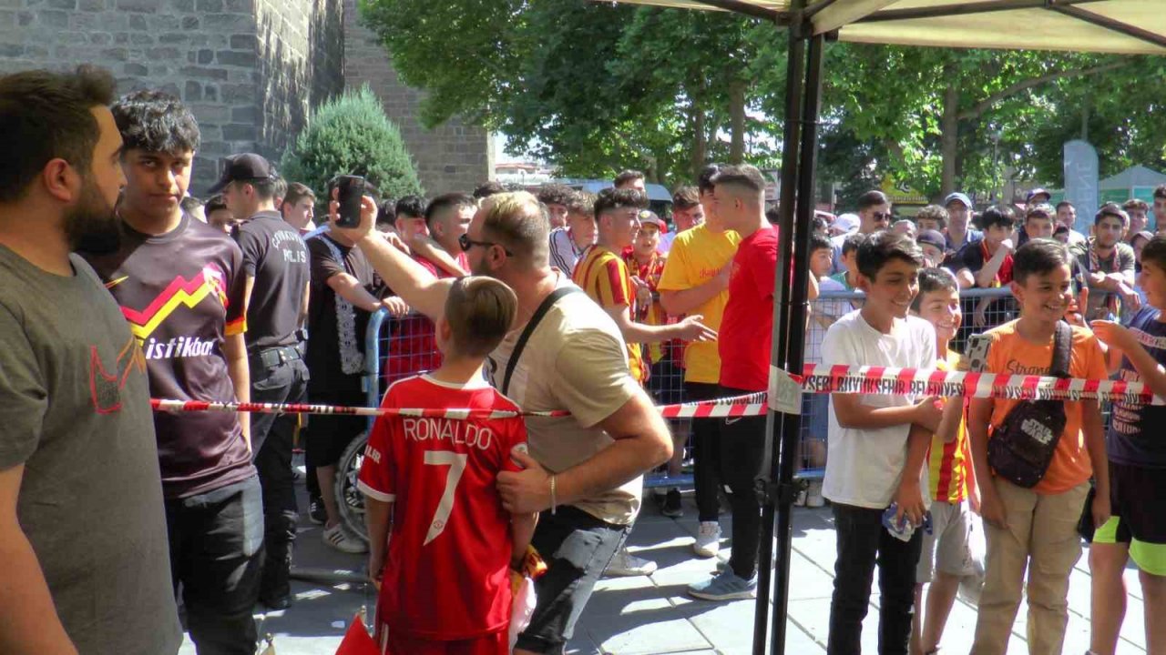 Kayserisporlu futbolcular taraftarlarla buluştu