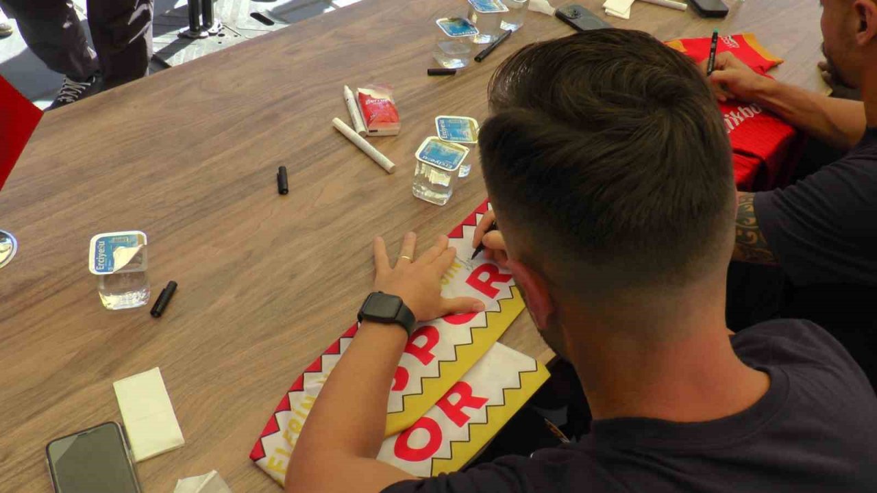 Kayserisporlu futbolcular taraftarlarla buluştu