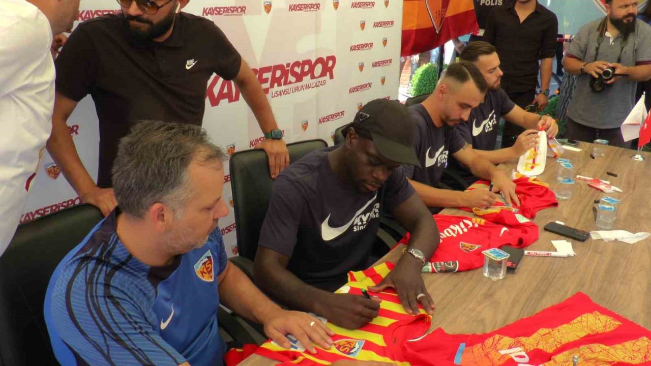 Kayserisporlu futbolcular taraftarlarla buluştu