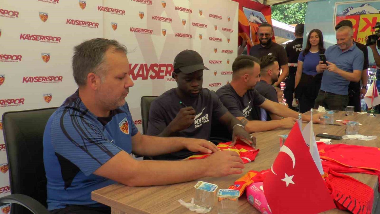 Kayserisporlu futbolcular taraftarlarla buluştu