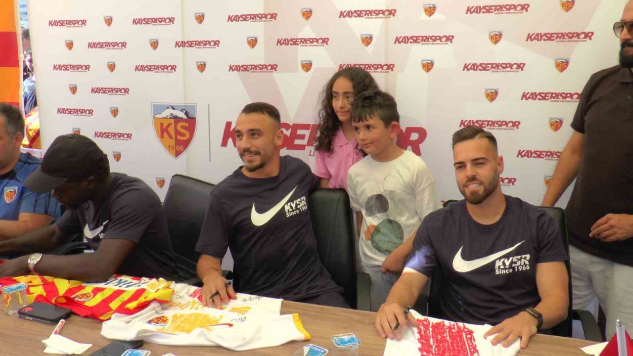 Kayserisporlu futbolcular taraftarlarla buluştu