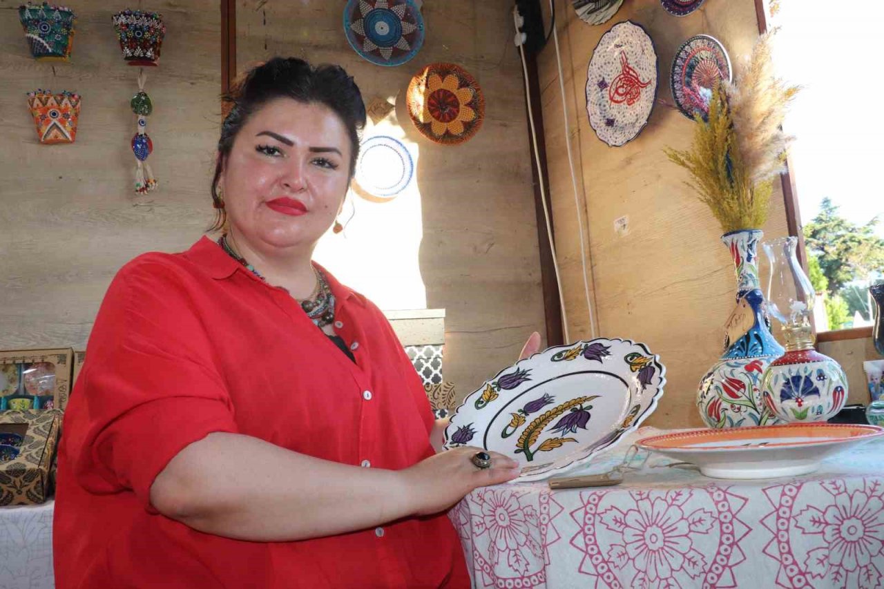 Tescilli yazma desenlerini bin yıllık sanata aktardı