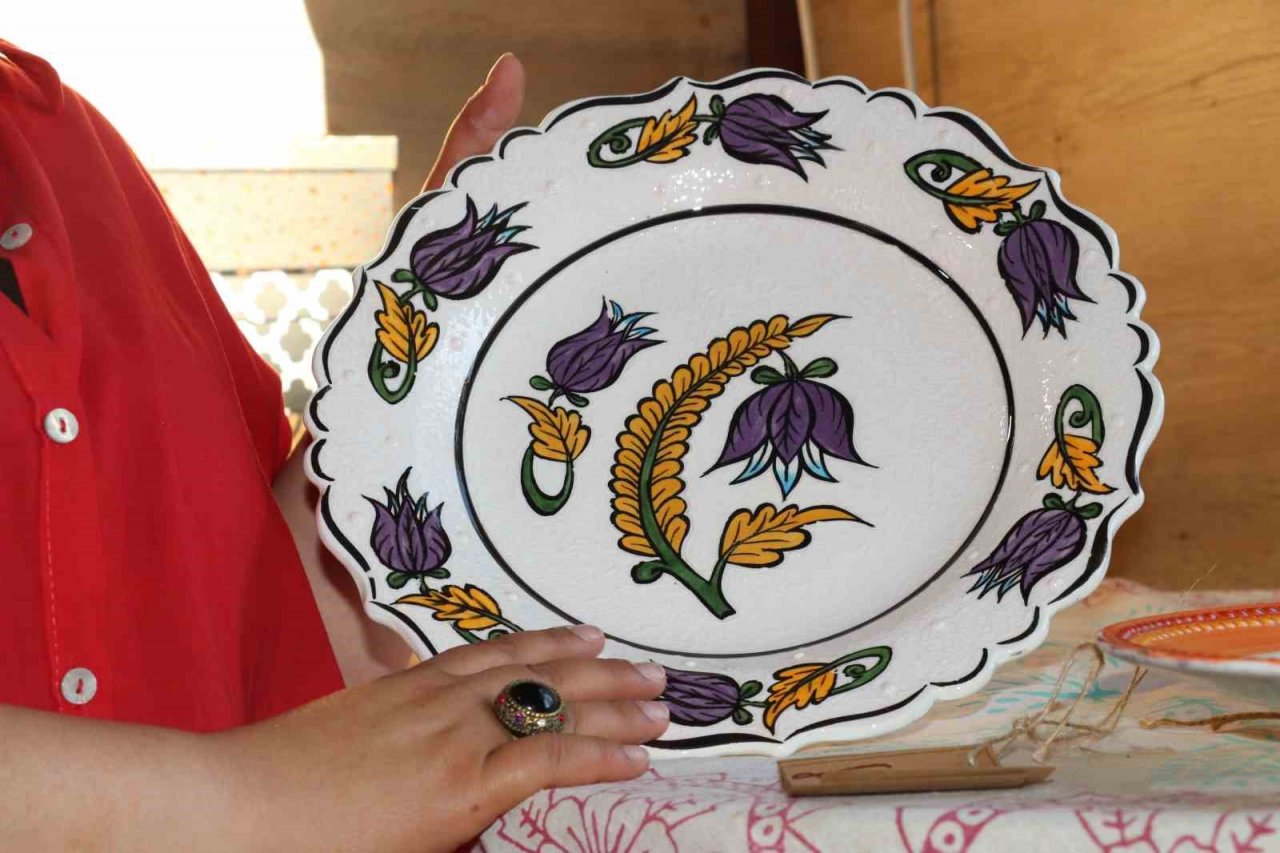 Tescilli yazma desenlerini bin yıllık sanata aktardı