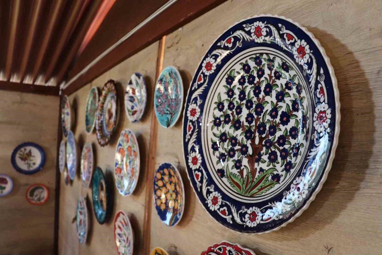 Tescilli yazma desenlerini bin yıllık sanata aktardı