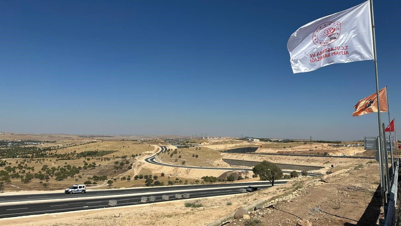 Bakan Uraloğlu, Gaziantep Şehir Hastanesi Kavşağı’nda incelemelerde bulundu