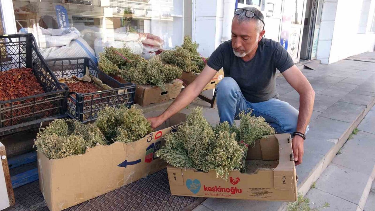 Yozgat’ta esnaf nazardan korumak ve işlerinin iyiye gitmesi için üzerlik otu tüttürdü