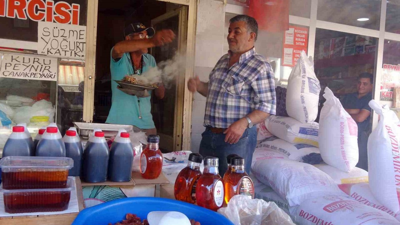 Yozgat’ta esnaf nazardan korumak ve işlerinin iyiye gitmesi için üzerlik otu tüttürdü