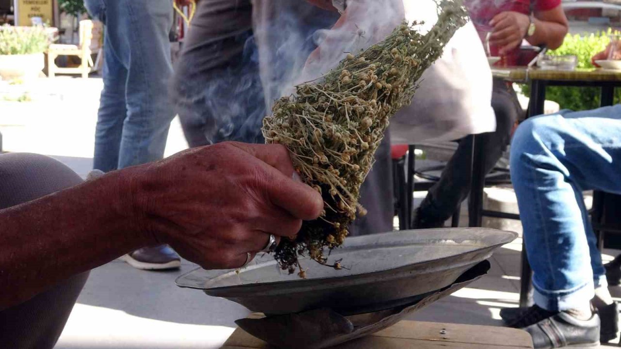 Yozgat’ta esnaf nazardan korumak ve işlerinin iyiye gitmesi için üzerlik otu tüttürdü