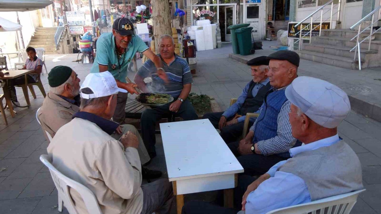 Yozgat’ta esnaf nazardan korumak ve işlerinin iyiye gitmesi için üzerlik otu tüttürdü