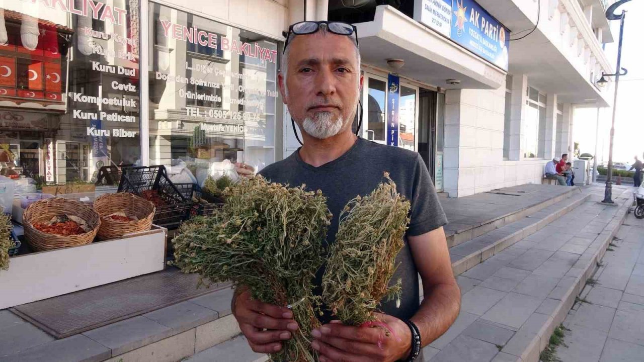 Yozgat’ta esnaf nazardan korumak ve işlerinin iyiye gitmesi için üzerlik otu tüttürdü