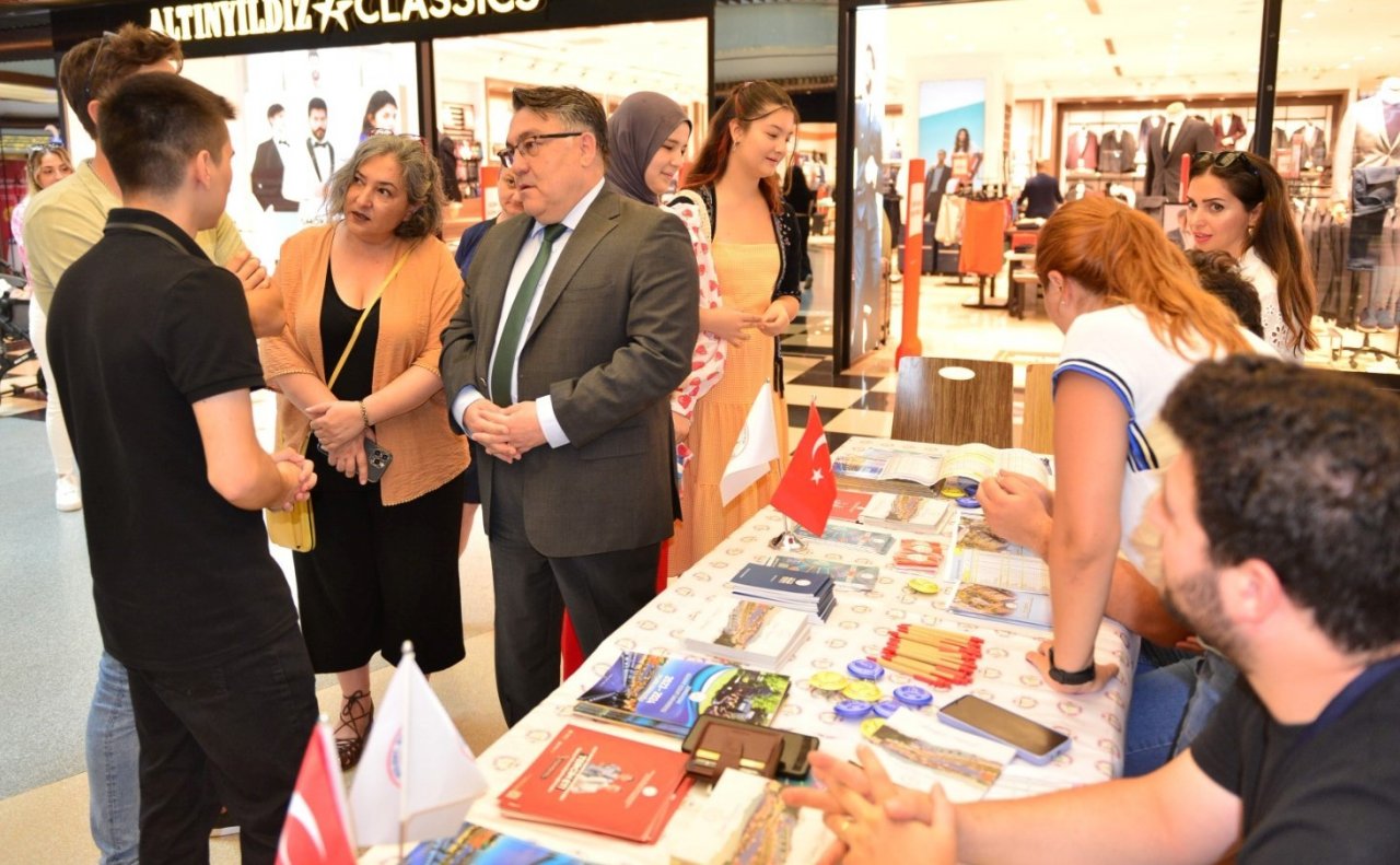 Rektör Özölçer, üniversite adayı öğrencilerle buluştu