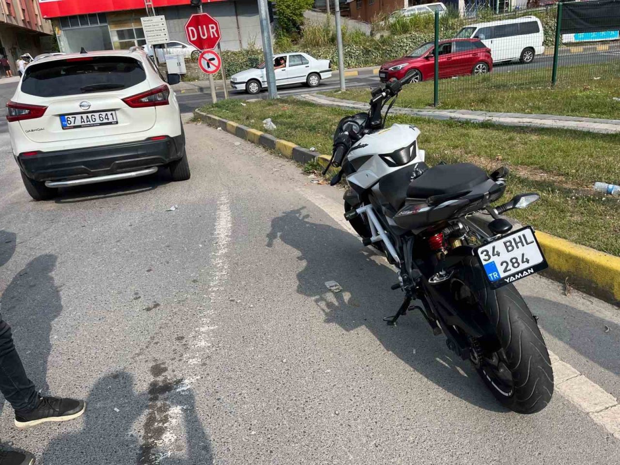 Motosiklet otomobile çarptı