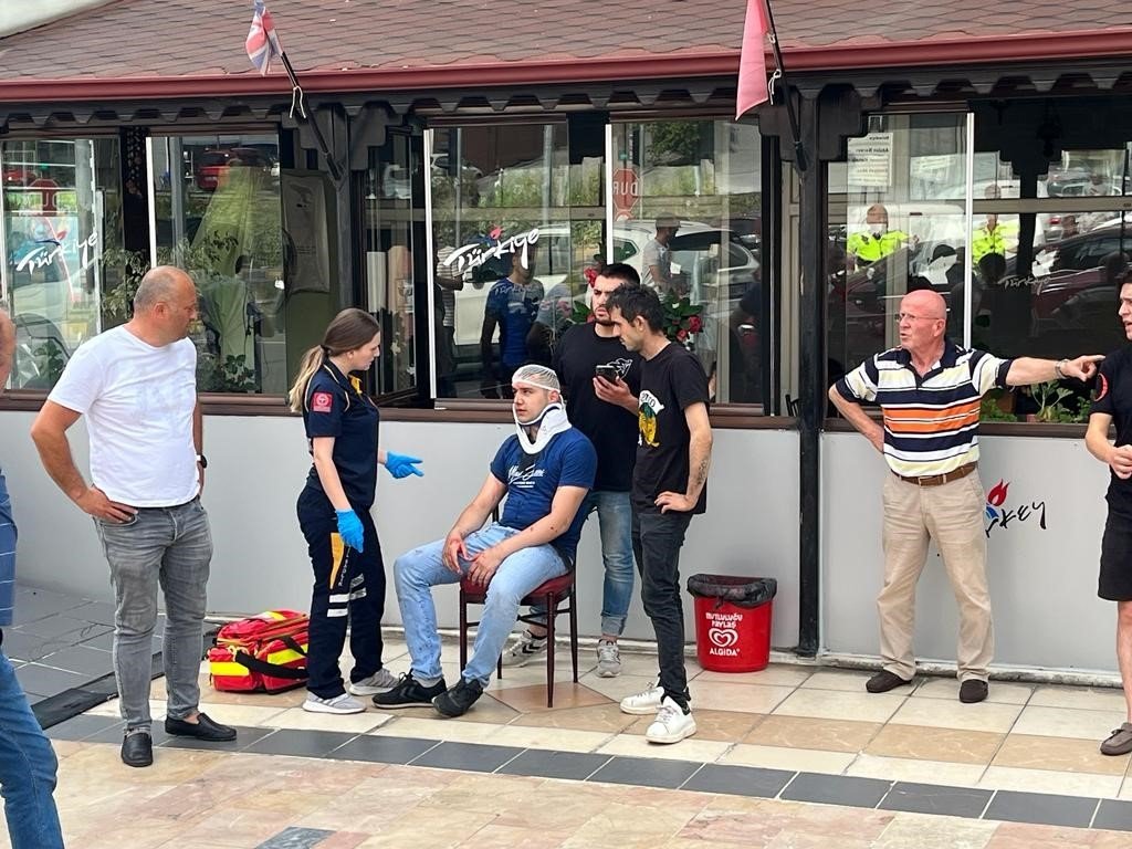 Motosiklet otomobile çarptı