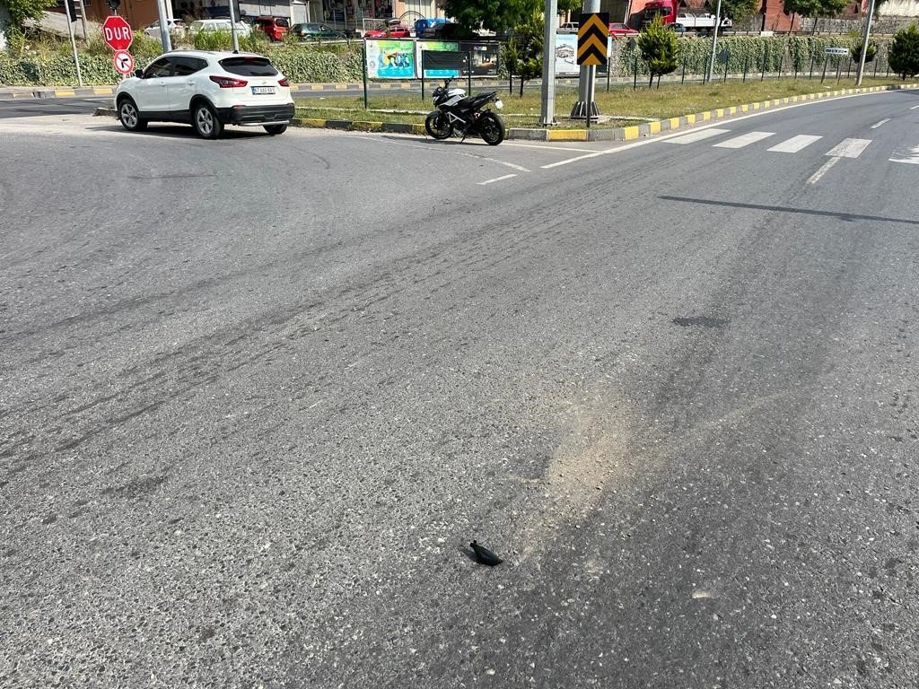 Motosiklet otomobile çarptı
