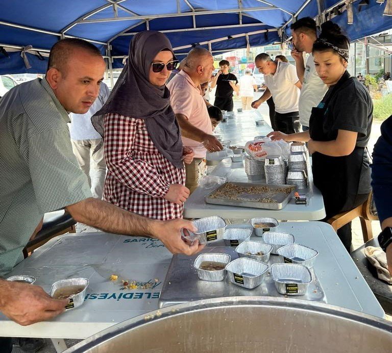 Kazanda hazırlanan aşure vatandaşlara dağıtıldı