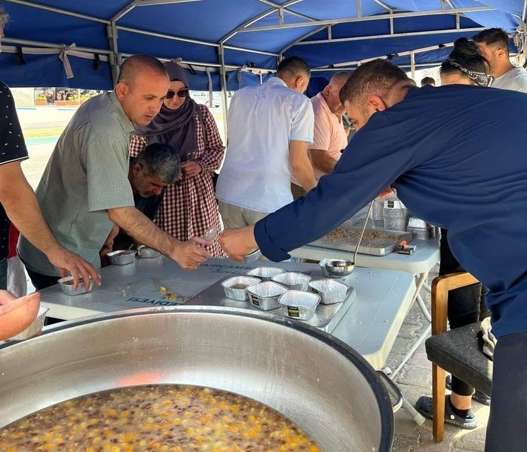 Kazanda hazırlanan aşure vatandaşlara dağıtıldı