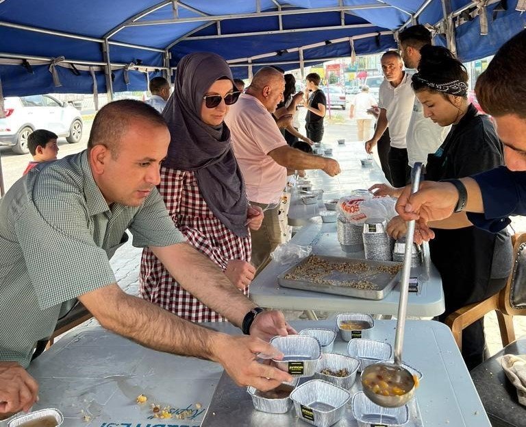 Kazanda hazırlanan aşure vatandaşlara dağıtıldı