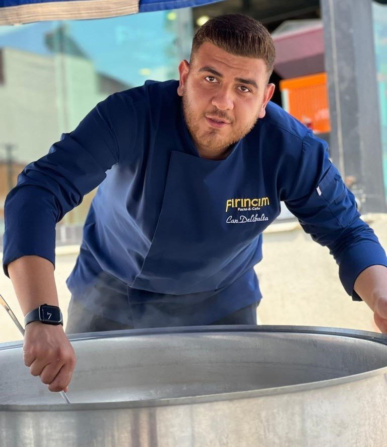 Kazanda hazırlanan aşure vatandaşlara dağıtıldı