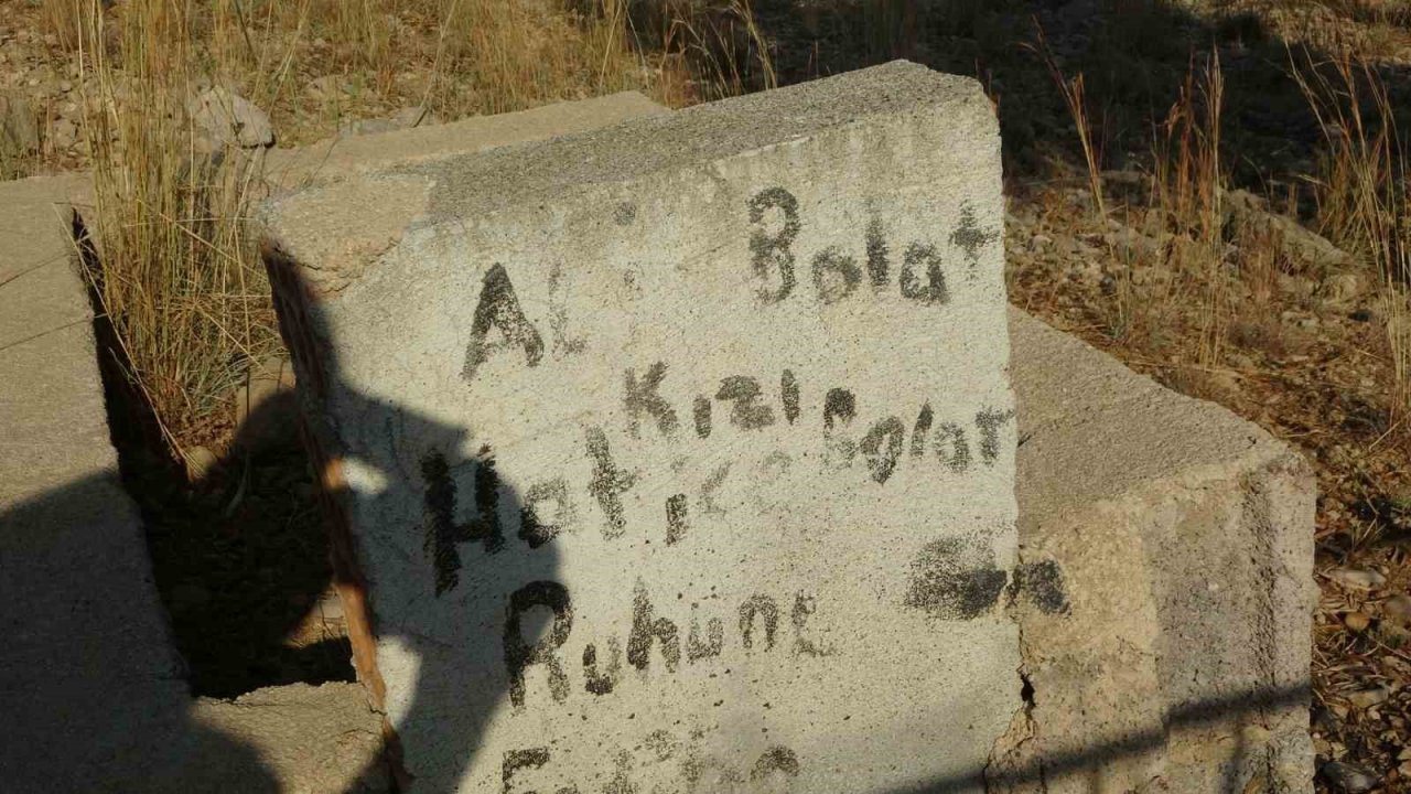 Gören hüzünleniyor, bu mezarlıkta sadece bebek ve çocukların kabri var