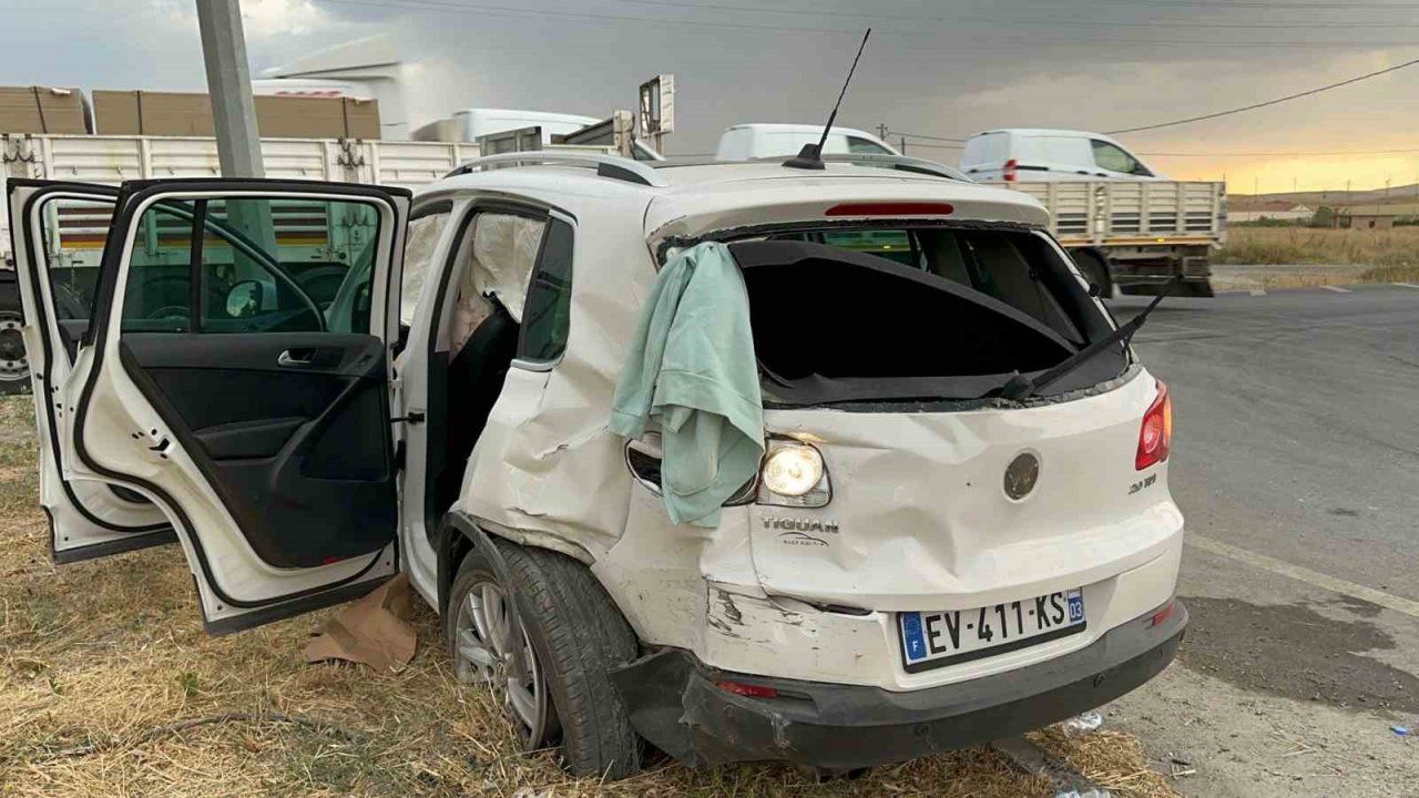 Otomobilin tır ile çarpıştığı kazada 4 kişi yaralandı