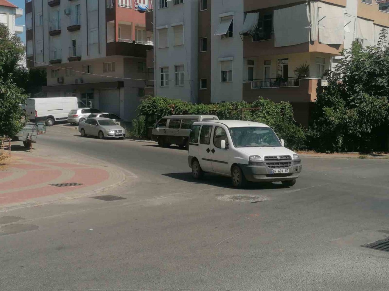 Hafif ticari araç ile motosiklet çarpıştı: 2 yaralı