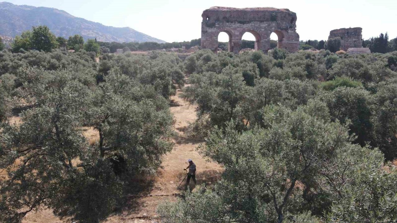 Efeler’den Tralleis kazılarına destek