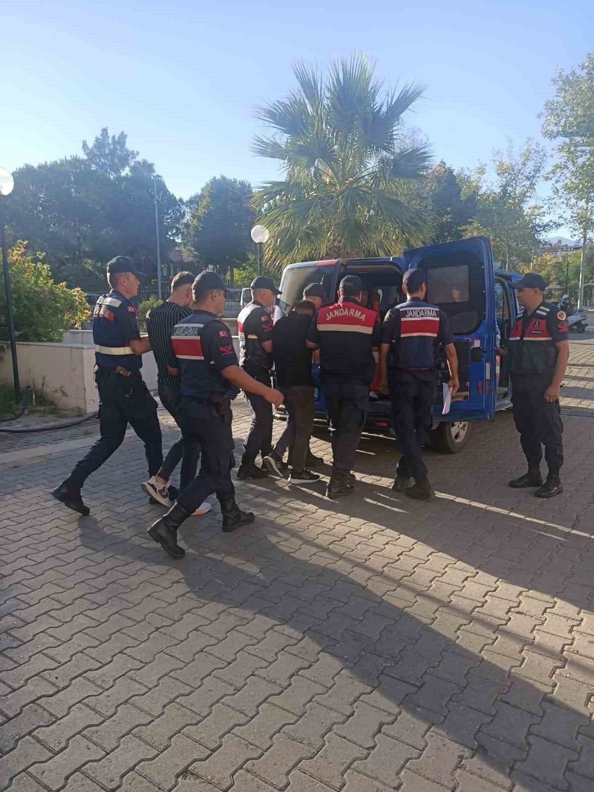 Av tüfeği ve para çaldılar, yakalandılar