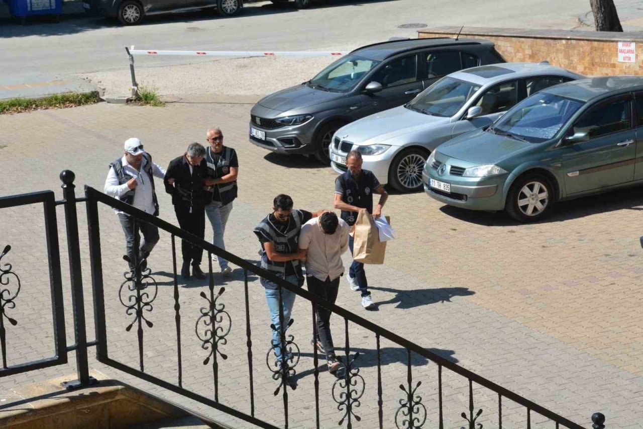 Aynı evde yaşadığı sevgilisinin parmaklarını satırla kesti