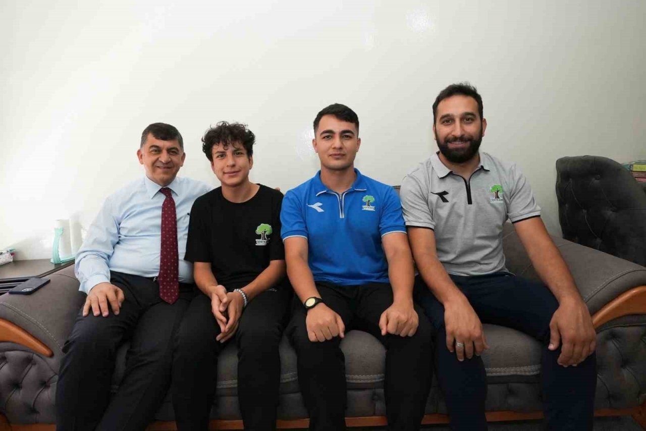 Başarının gururunu birlikte yaşadılar