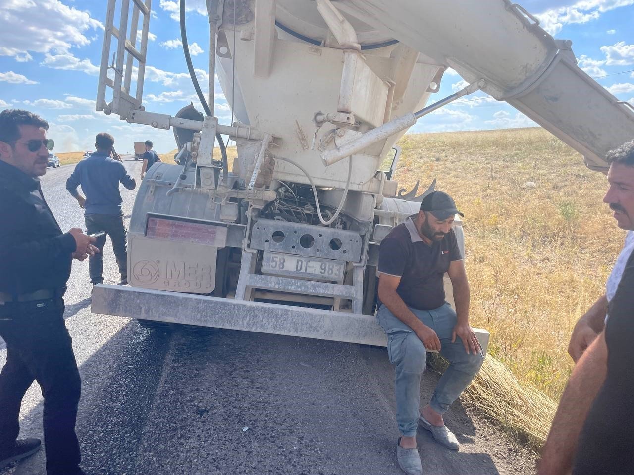 Mikser otomobile arkadan çarptı: 2 ölü, 1 yaralı