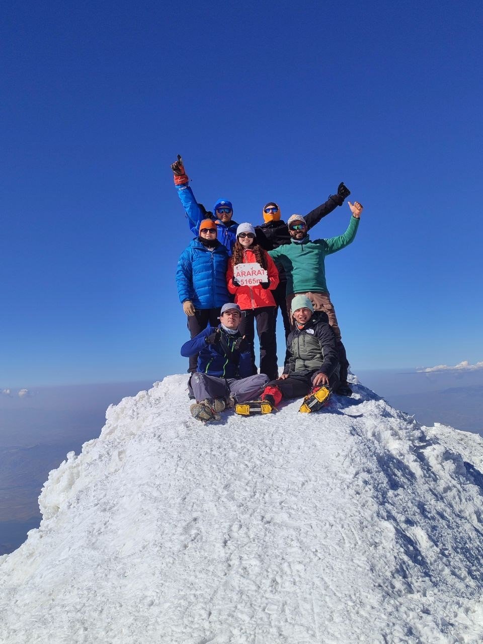 Yabancı turistler Ağrı Dağı zirvesinde