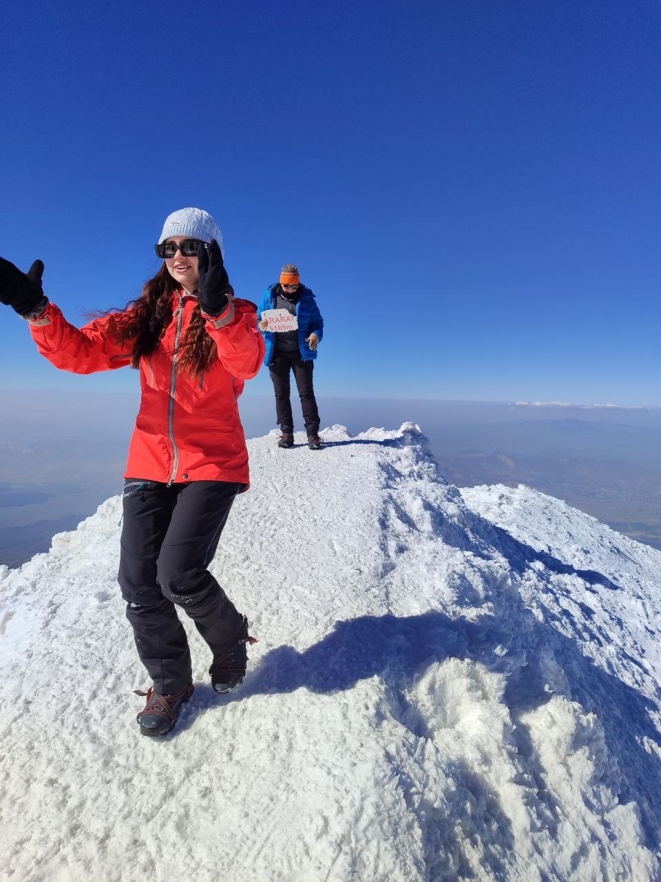 Yabancı turistler Ağrı Dağı zirvesinde