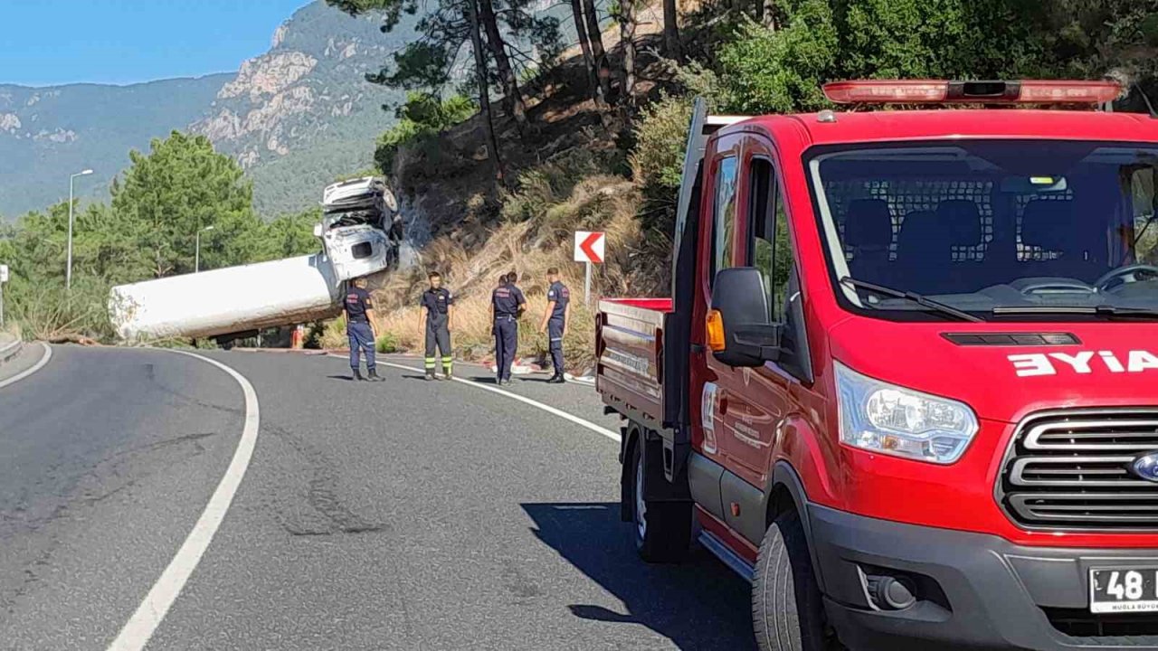 Doğalgaz yüklü tanker uçuruma yuvarlandı, sızıntı ihtimaline karşı önlem alındı