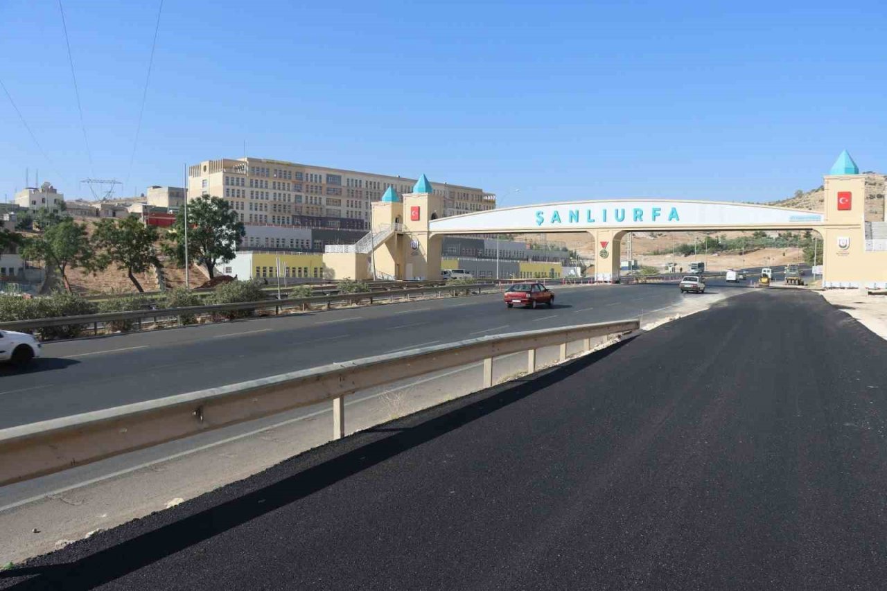 Büyükşehir Belediyesi İpekyol Bulvarı yan yolunu asfaltla buluşturdu