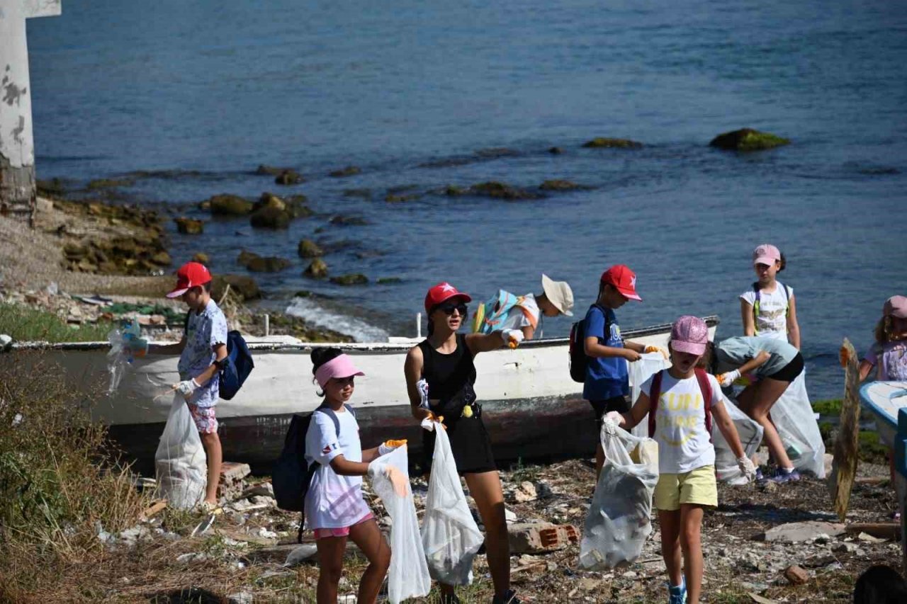 ‘Tarihi Alan’da kıyı ve deniz dibi temizliği yapıldı