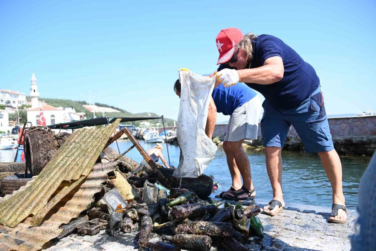 ‘Tarihi Alan’da kıyı ve deniz dibi temizliği yapıldı