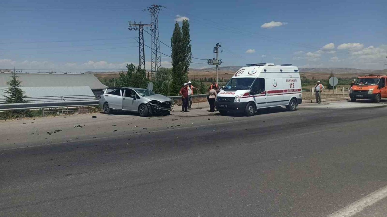 Çorum’da otomobil ile cip kavşakta çarpıştı: 4 yaralı