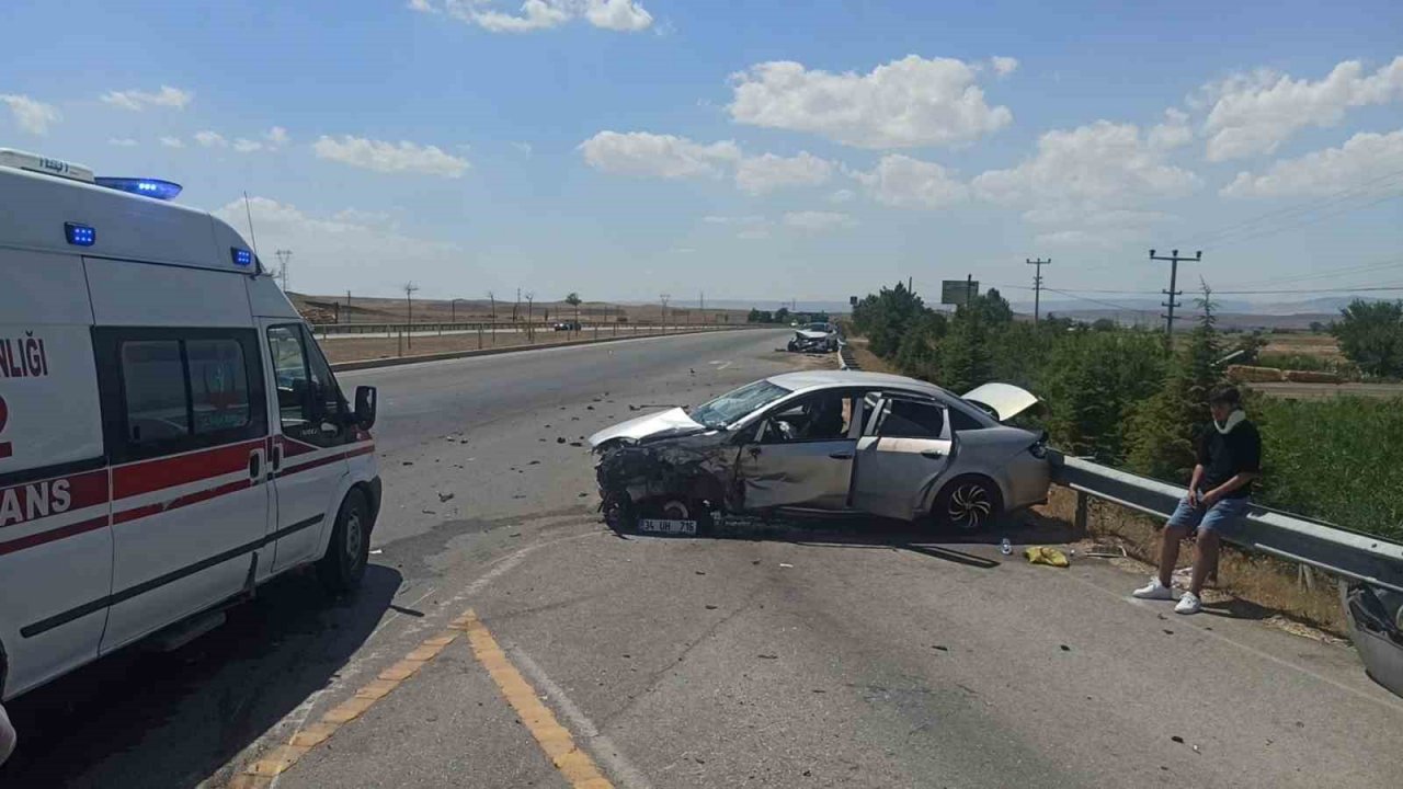 Çorum’da otomobil ile cip kavşakta çarpıştı: 4 yaralı