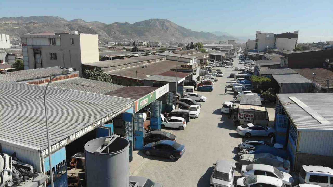 Enkazdan çıkan araçlar ustaların elinde yeniden ekonomiye kazandırılıyor