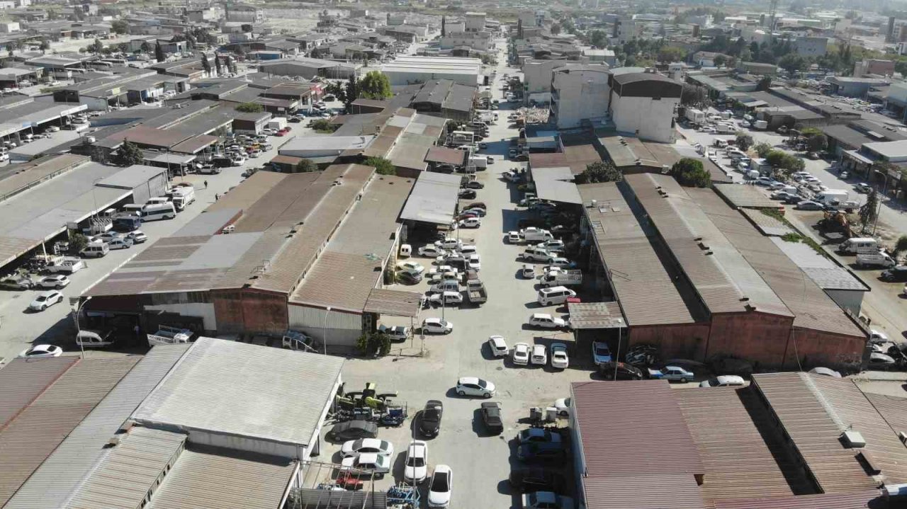 Enkazdan çıkan araçlar ustaların elinde yeniden ekonomiye kazandırılıyor