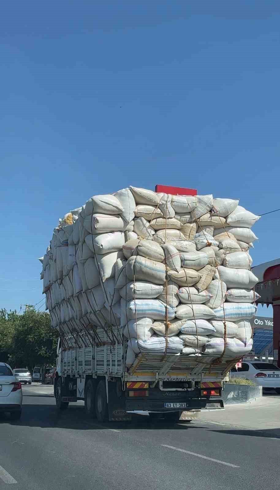 Saman yüklü kamyon trafiği tehlikeye attı