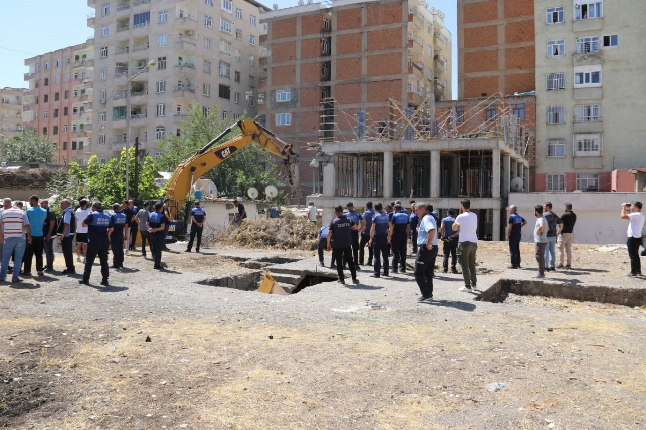 Diyarbakır’da 3 katlı kaçak yapı belediye ekiplerince yıkıldı