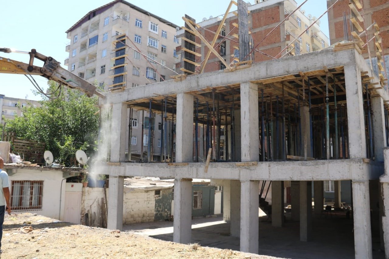 Diyarbakır’da 3 katlı kaçak yapı belediye ekiplerince yıkıldı