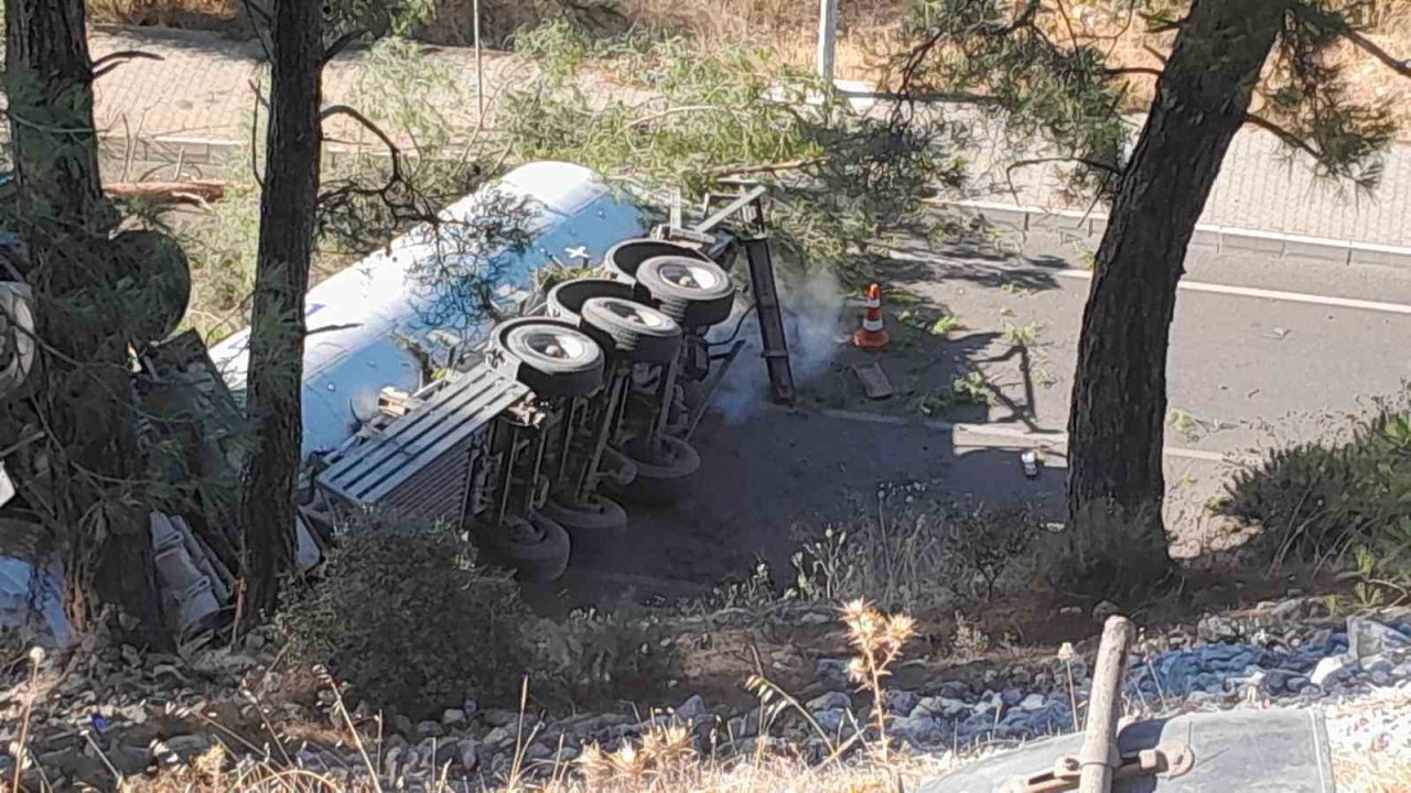 Doğalgaz yüklü tanker uçuruma yuvarlandı, sızıntı ihtimaline karşı önlem alındı