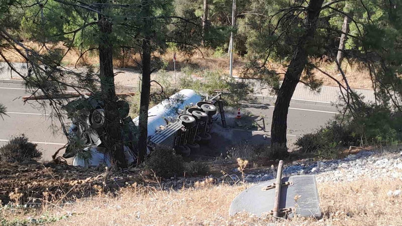 Doğalgaz yüklü tanker uçuruma yuvarlandı, sızıntı ihtimaline karşı önlem alındı